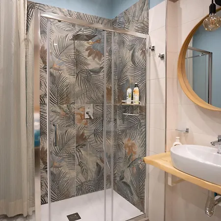לינה וארוחת בוקר Experience Center 3*